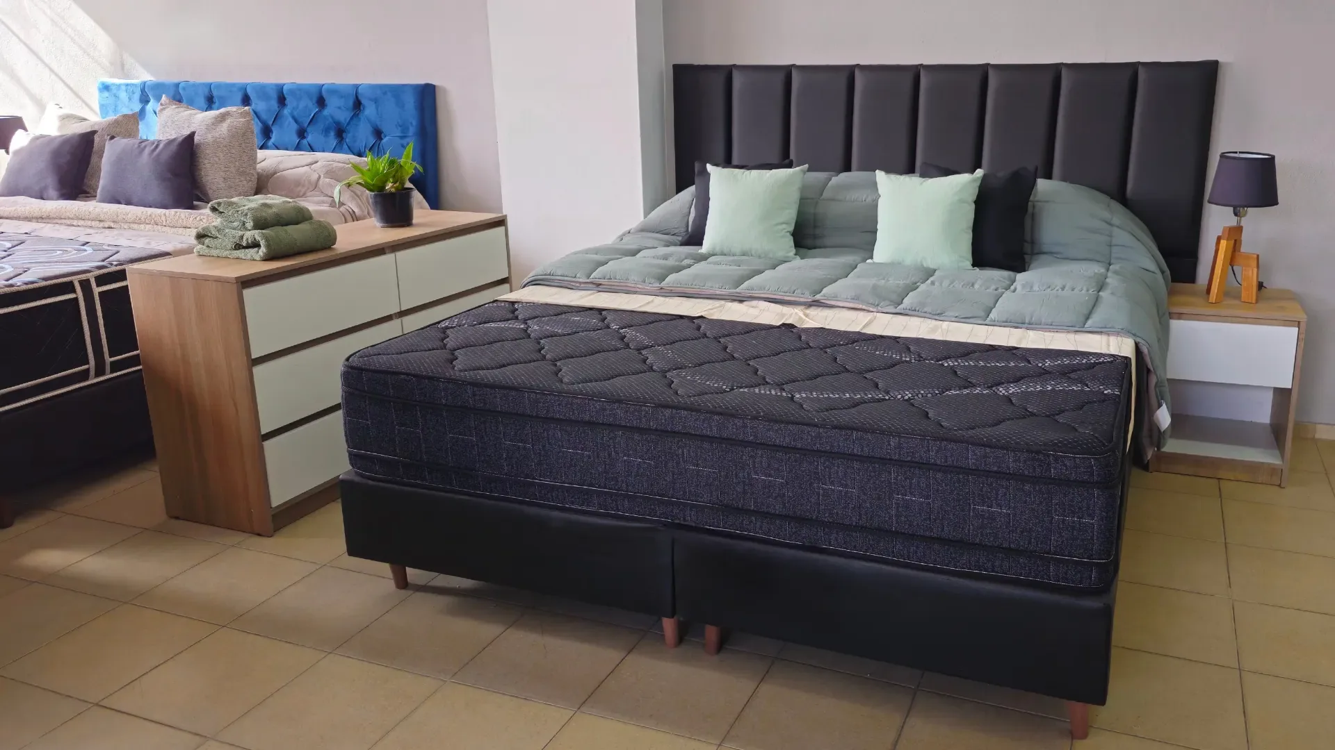 Dormitorio cálido con productos para el hogar